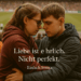 Ein junges Paar mit Behinderung sitzt eng beieinander im Stadion. Beide berühren sich an Stirn und Händen, mit geschlossenen Augen – ein stiller Moment inniger Nähe. Auf dem Bild steht der Satz: „Liebe ist ehrlich. Nicht perfekt. – Einfach Svenja –"