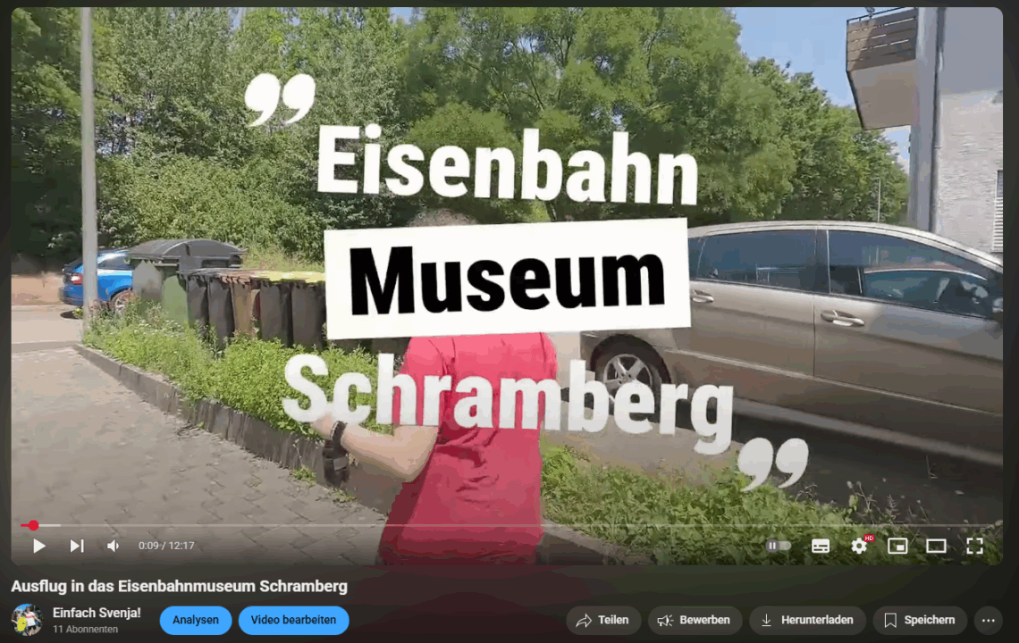 Screenshot eines YouTube-Video-Thumbnails mit dem Titel "Eisenbahn Museum Schramberg" und dem Videoplayer darunter, der eine Person vor dem Museumseingang zeigt.