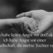 Zwei Hände – eine große, eine kleine – halten sich, Symbol für Geborgenheit. Text: Ich habe keine Angst vor der Zukunft – ich habe Angst vor einer Gesellschaft, die meine Tochter vergisst.